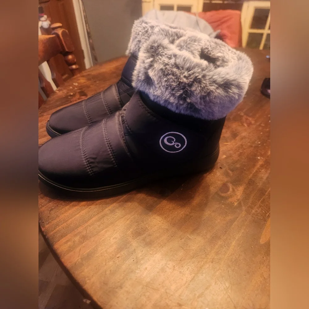 GO Womens Black Fur-Lined Winter Boots